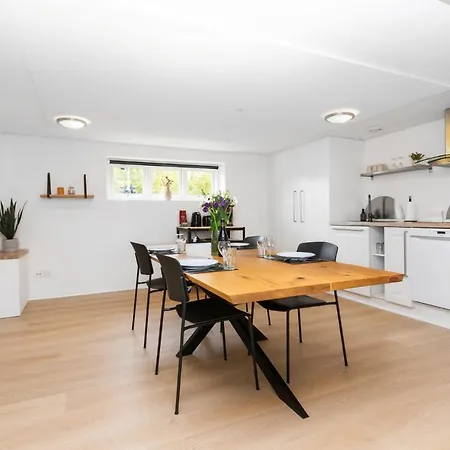 Moderne & Fuldt Udstyret M.plads Til 4 Apartment Hojbjerg