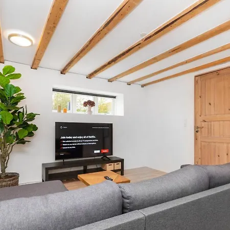 Moderne & Fuldt Udstyret M.plads Til 4 Hojbjerg