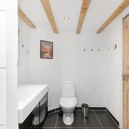 Moderne & Fuldt Udstyret M.plads Til 4 Apartment