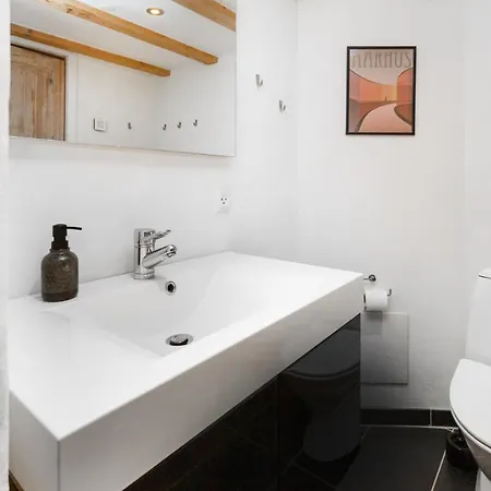 Moderne & Fuldt Udstyret M.plads Til 4 *